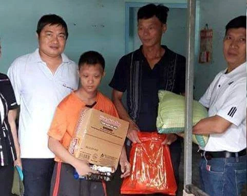 Tặng quà đến hộ nghèo xã Mỹ Lệ