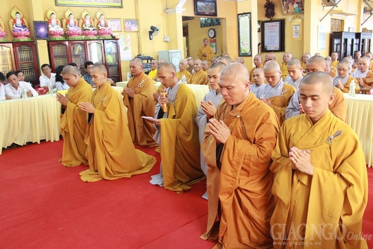 Tăng Ni sinh Lớp sơ cấp Phật học huyện Củ Chi khóa I (2014-2016) dâng lời cảm tạ trong lễ tốt nghiệp: Ảnh: N.Danh