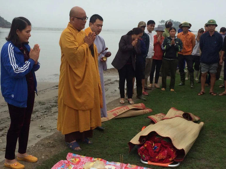 Nghi thức cầu siêu cho ngư dân Trần Quang Lánh ngay khi đưa thi thể anh vào bở