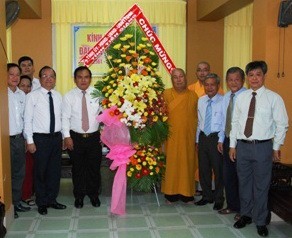 Đoàn tặng hoa chúc mừng Phật đản tới BTS PG tỉnh Tiền Giang - Ảnh: Hữu Đức