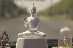 Tượng Phật có cài thiết bị thông minh - tự động nhắc tài xế hạn chế tốc độ