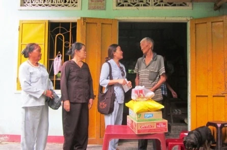 Nhiều phần quà tặng đến người cao tuổi