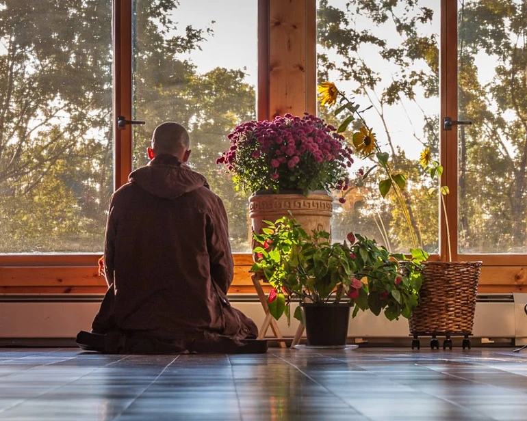 Tỉnh giác là sự phân biệt đúng sai, chánh tà để biết điều gì nên làm, điều gì nên tránh - Ảnh minh họa