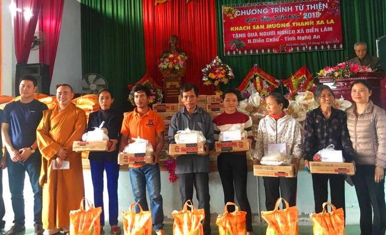 Chùa Lâm Hà (Nghệ An) tặng quà Tết tới người nghèo