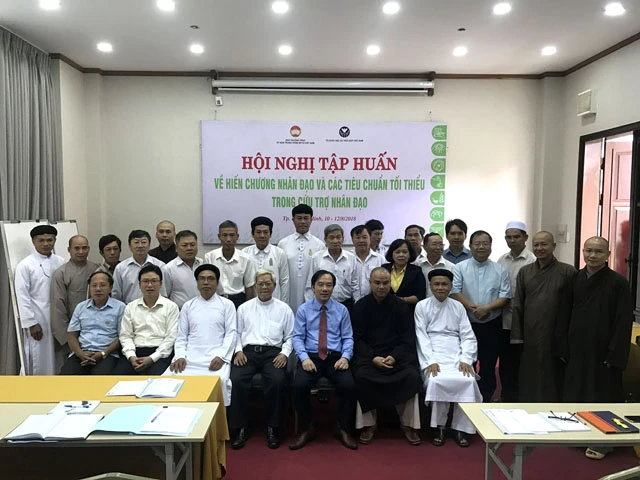 Các đại biểu tham dự chụp hình lưu niệm