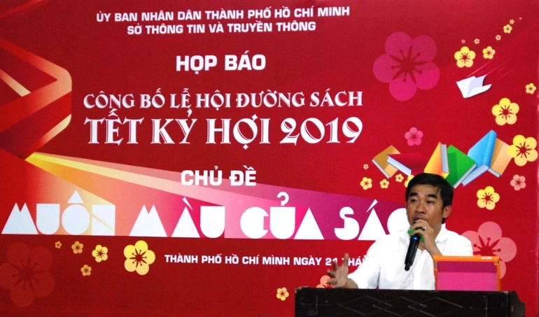 Ông Trịnh Hữu Anh, Trưởng phòng Xuất bản - In & Phát hành (Sở TT & TT) trả lời báo giới