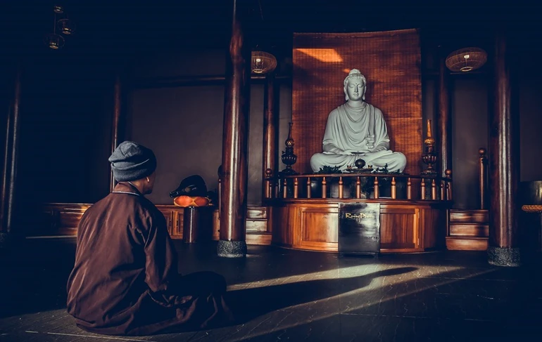 Cửa thiền nghiêm tịnh - nơi mọi người tìm tới tĩnh tâm một cách tùy duyên - Ảnh minh họa