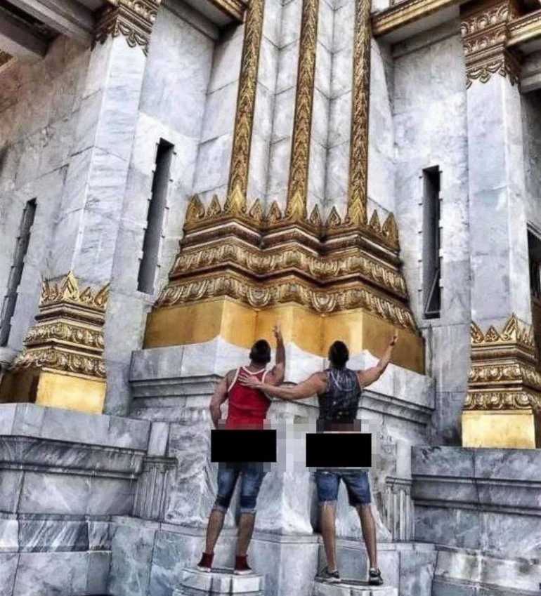 Hành động phản cảm bị liệt vào danh sách hành động tệ nhất của du khách