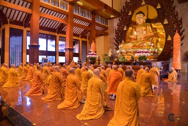 Chư Tăng tác pháp an cư tại Việt Nam Quốc Tự - Ảnh: Đăng Huy