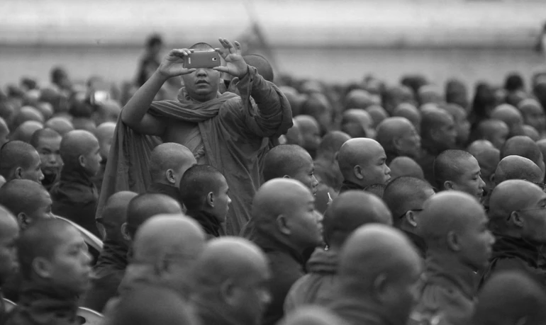 Cần một bộ quy chuẩn về ứng xử trên mạng xã hội dành cho Tăng Ni