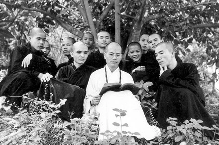 HT. Thích Trí Thủ giảng kinh trên đồi Trại Thủy, Hải Đức, Nha Trang - Ảnh tư liệu chùa Già Lam