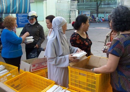 “Nghĩa cử thiện tâm” từ bếp ăn tình thương chùa Vạn Thiện