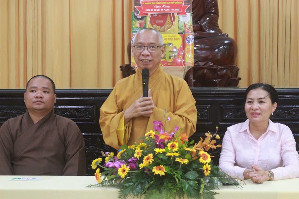 Phó Chủ tịch Ủy ban MTTQVN TP.HCM thăm trường hạ chùa Phước Thiện (H.Bình Chánh) ảnh 1