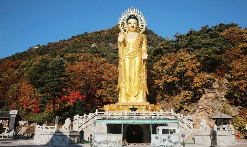 Tượng Phật bằng đồng ở chùa Beopjusa