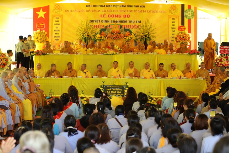 Chư tôn đức Ban Trị sự GHPGVN tỉnh Phú Yên, đại diện chính quyền, Phật tử tham dự