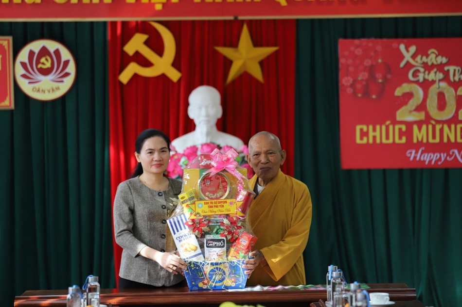 Hòa thượng Thích Đồng Tiến tặng quà Tết đến Ban Dân vận tỉnh ủy tỉnh Phú Yên
