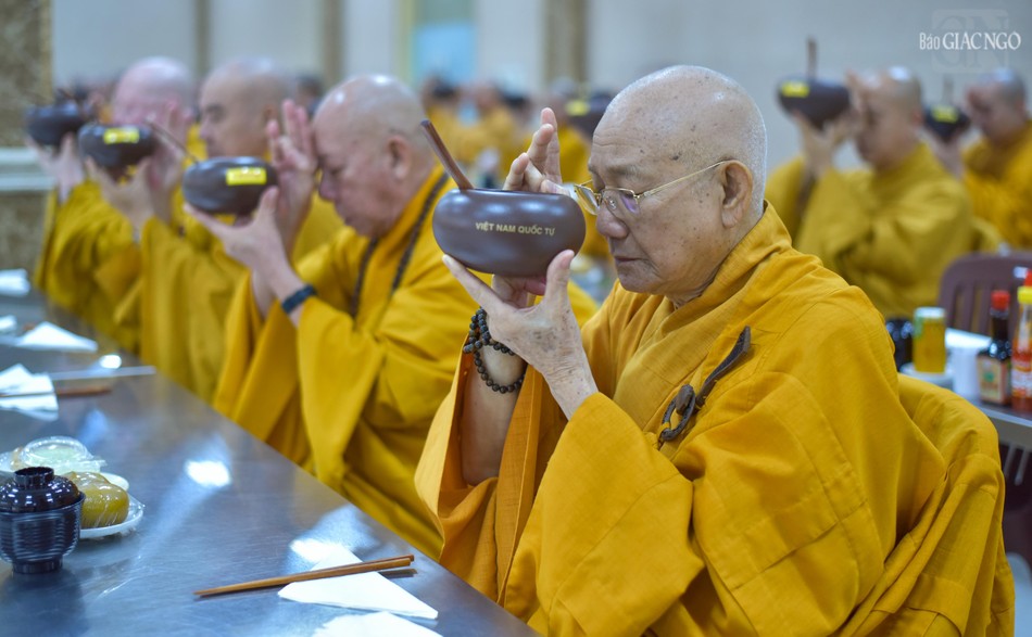 Cử bát cúng dường