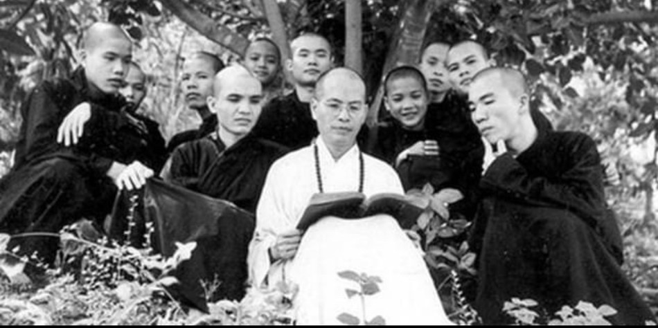 Hòa thượng Thích Chánh Trực (thứ nhất từ phải sang) cùng với Hoà thượng Thích Trí Thủ và các học Tăng tại Phật học viện Trung phần Hải Đức