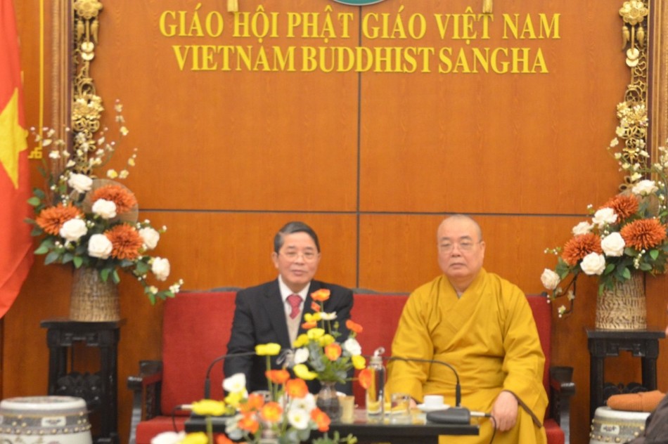 Trưởng lão Hòa thượng Thích Thanh Nhiễu tiếp thân mật Phó Chủ tịch Quốc hội Nguyễn Đức Hải và đoàn đại biểu Quốc Hội tại chùa Quán Sứ