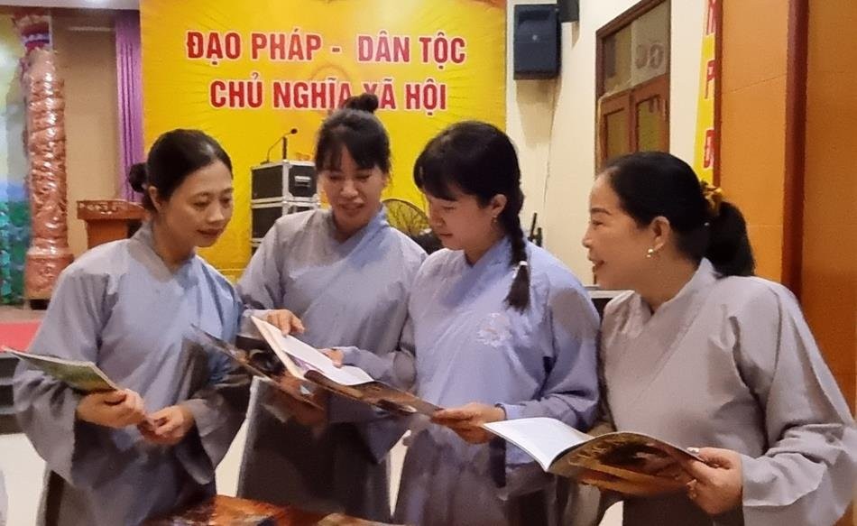 Câu lạc bộ Thanh thiếu niên Phật tử đọc báo Giác Ngộ sau giờ sinh hoạt