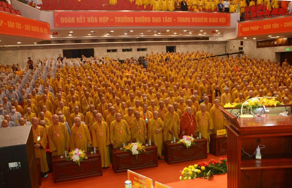 Đại hội Phật giáo toàn quốc được tổ chức để chúc mừng sinh nhật lần thứ 2565 của Đức Phật. Điều này là một sự kiện đáng chú ý trong giới tôn giáo và văn hóa tại Việt Nam. Nếu bạn yêu thích văn hoá tôn giáo, hãy xem hình ảnh về \