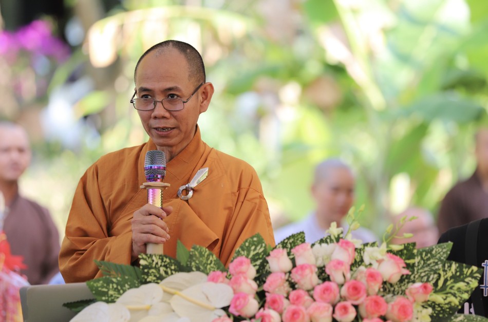 Đại đức Thích Chúc Phát đọc quyết định của Ban Thường trực Ban Trị sự GHPGVN tỉnh Phú Yên về việc bổ nhiệm trụ trì chùa Vân Sơn
