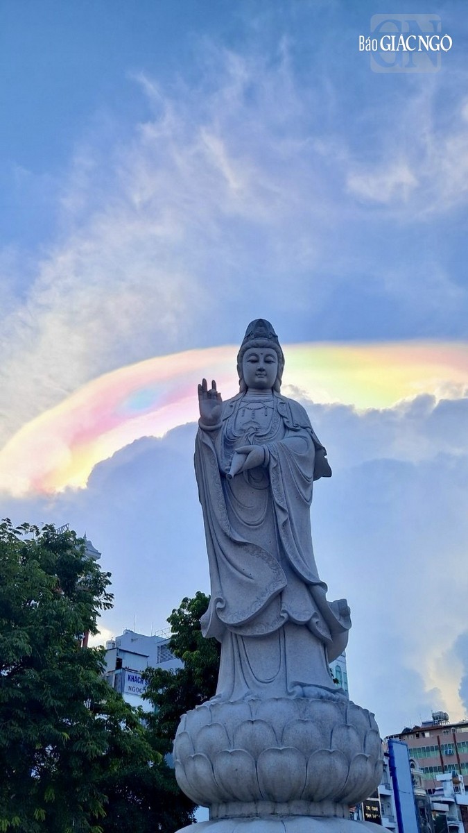 Sự hiện diện của mây ngũ sắc trong Phật giáo