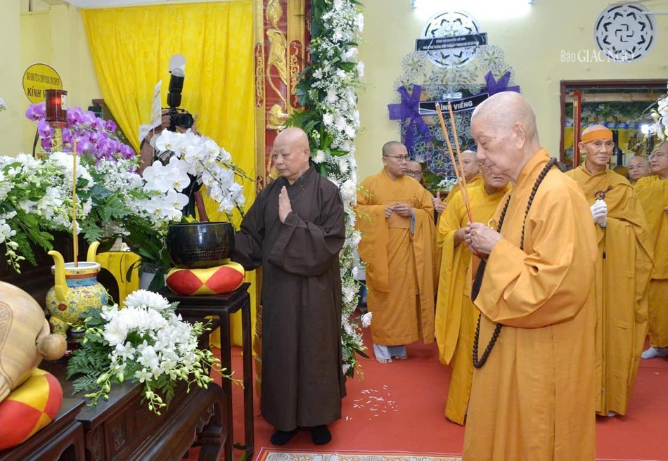 Đức Pháp chủ GHPGVN thắp nhang mật niệm Trưởng lão Hòa thượng Thích Tịnh Hạnh Đức Pháp chủ GHPGVN thắp nhang mật niệm Trưởng lão Hòa thượng Thích Tịnh Hạnh