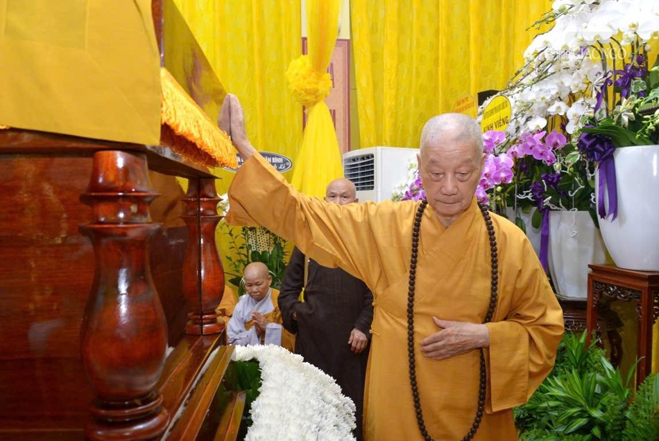 Đức Pháp chủ tiễn biệt vị pháp lữ đã có thời gian dài gắn bó với ngài trong các hoạt động của Giáo hội tại TP.HCM Đức Pháp chủ tiễn biệt vị pháp lữ đã có thời gian dài gắn bó với ngài trong các hoạt động của Giáo hội tại TP.HCM