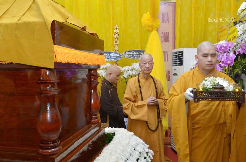 Đức Pháp chủ hữu nhiễu kim quan Đức Pháp chủ hữu nhiễu kim quan