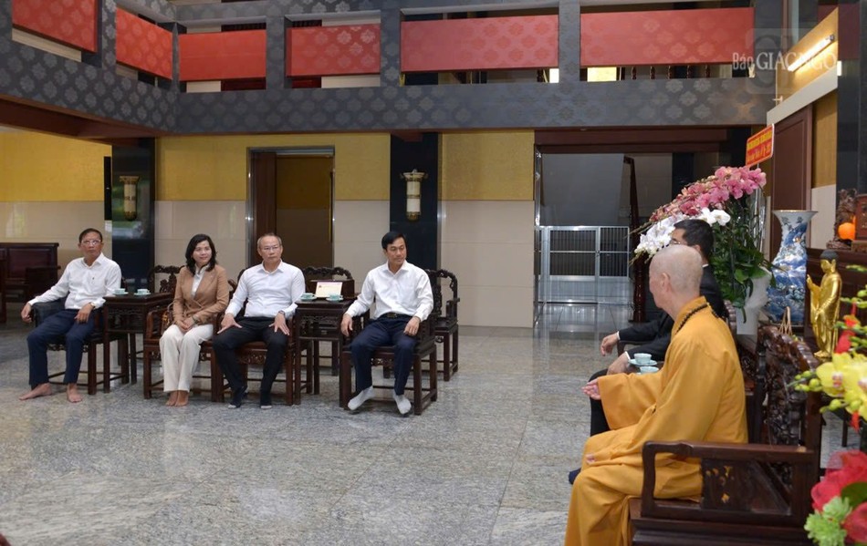 Tháp tùng cùng Đại tá Cục trưởng còn có các vị lãnh đạo, cán bộ Cục An ninh nội địa - Bộ Công an. Tháp tùng cùng Đại tá Cục trưởng còn có các vị lãnh đạo, cán bộ Cục An ninh nội địa - Bộ Công an.