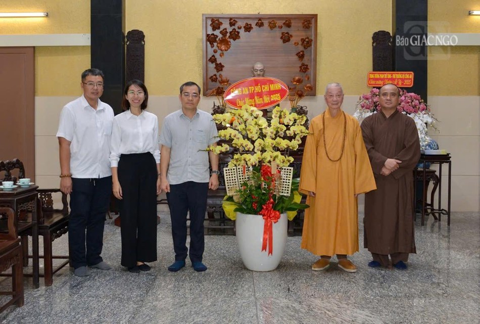 Lãnh đạo Công an TP.HCM tặng hoa và chúc Tết Đức Pháp chủ