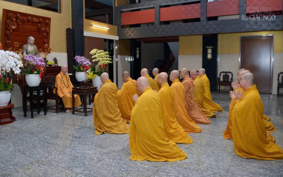 Toàn thể chư tôn đức trong Ban Trị sự Phật giáo TP.HCM cung kính lãnh thọ huấn thị của Đức Pháp chủ Toàn thể chư tôn đức trong Ban Trị sự Phật giáo TP.HCM cung kính lãnh thọ huấn thị của Đức Pháp chủ