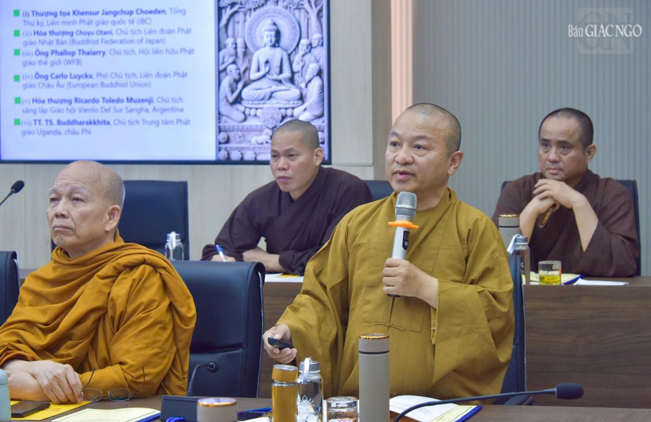 Thượng tọa Thích Nhật Từ báo cáo