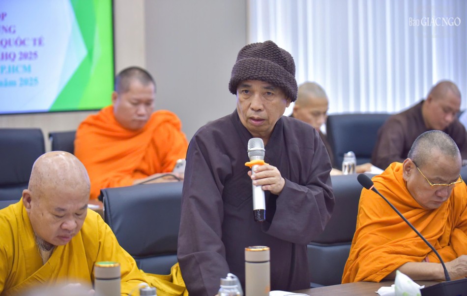 Thượng tọa Thích Viên Trí phát biểu xây dựng