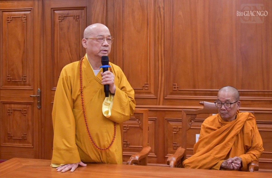 Trưởng lão Hòa thượng Thích Thanh Nhã phát biểu đề xuất ý kiến tại phiên họp