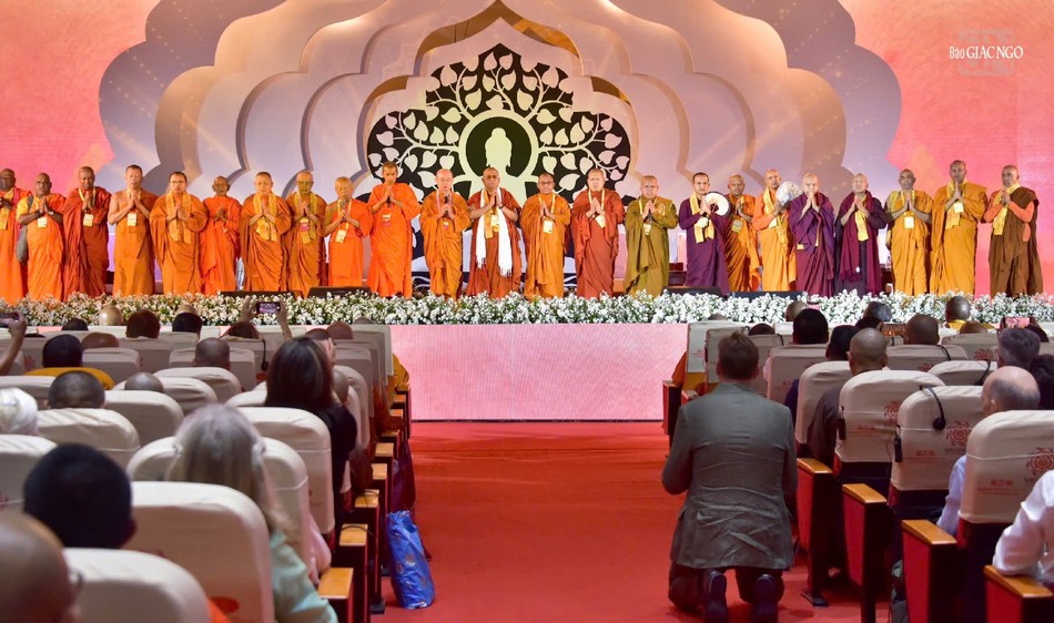 Chư Tăng theo truyền thống Theravada cử hành nghi thức xưng tán Tam bảo trong thời tụng kinh cầu nguyện hòa bình mở đầu phiên làm việc đầu giờ chiều