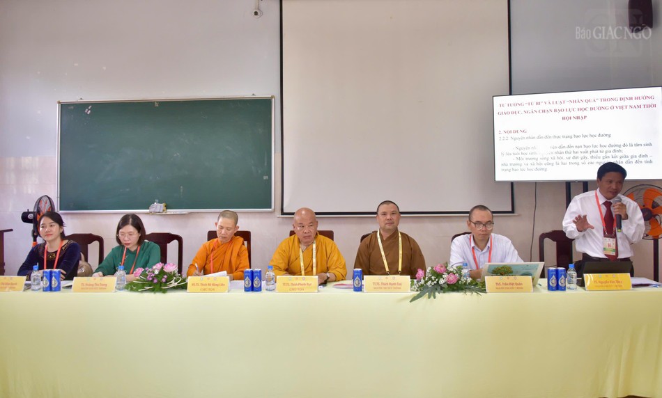 Tiến sĩ Nguyễn Văn Tổng trình bày tham luận tại Diễn đàn 4 của Hội thảo