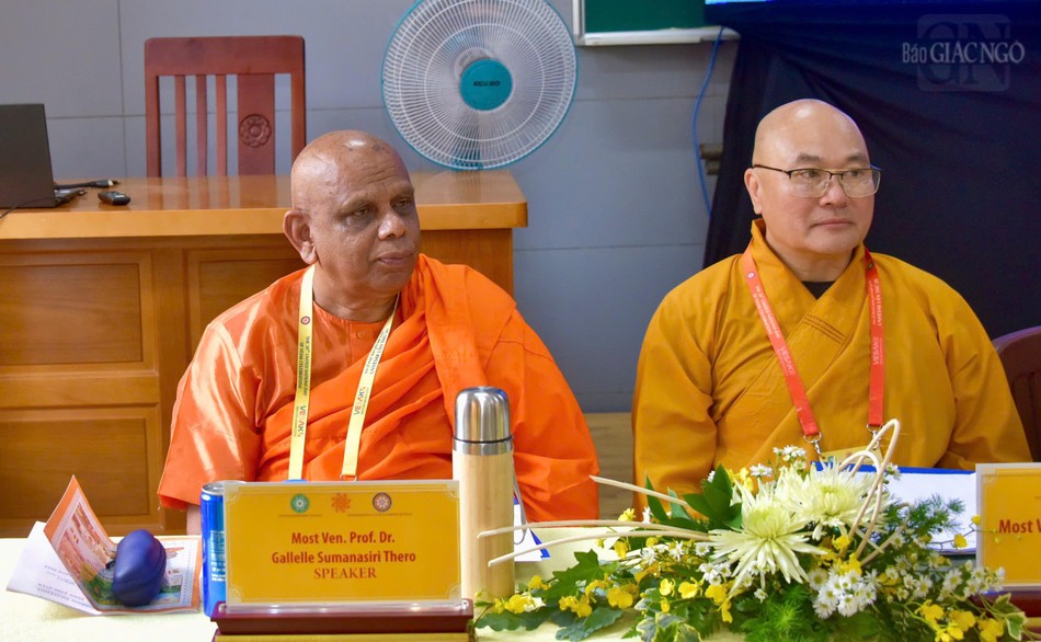 Hòa thượng Tiến sĩ Gallelle Sumanasiri, Tổng Thư ký Hội đồng Chuyên trách về Phát triển và Phật sự Sri Lanka, diễn giả chính của Diễn đàn 1 chủ đề “Nuôi dưỡng bình an nội tâm vì hòa bình thế giới”