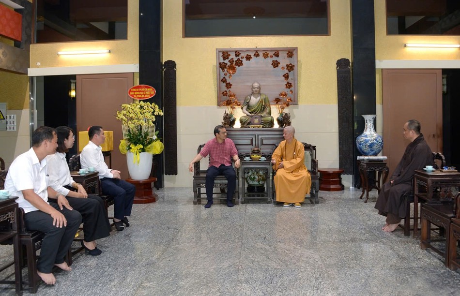 Đức Pháp chủ và Đại tá Lê Quang Đạo cùng trao đổi về các vấn đề liên quan đến lĩnh vực an ninh tôn giáo Đức Pháp chủ và Đại tá Lê Quang Đạo cùng trao đổi về các vấn đề liên quan đến lĩnh vực an ninh tôn giáo