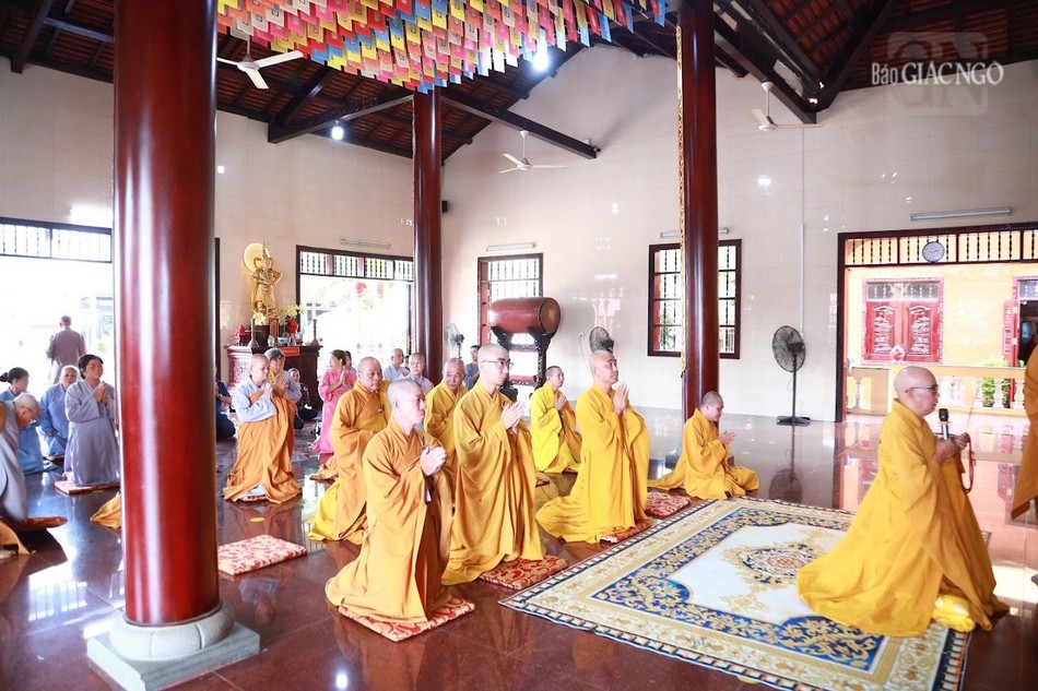 Hòa thượng Thích Quảng Tài cử hành nghi thức Phổ Phật cúng ngọ theo nghi thức truyền thống Phật giáo Nam bộ