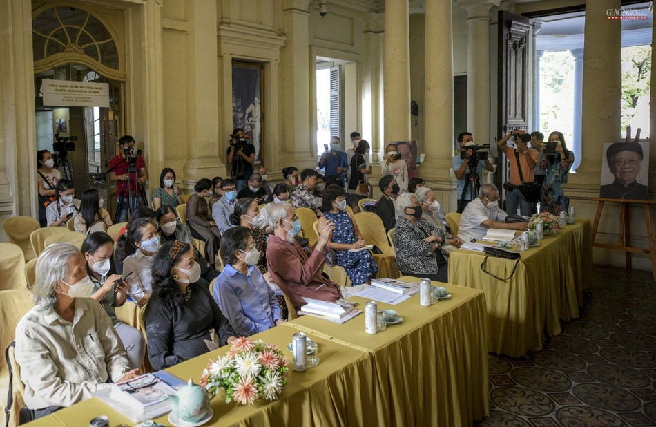 Người tham dự lắng nghe cuộc đời và sự nghiệp của giáo sư Trần Văn Khê Người tham dự lắng nghe cuộc đời và sự nghiệp của giáo sư Trần Văn Khê