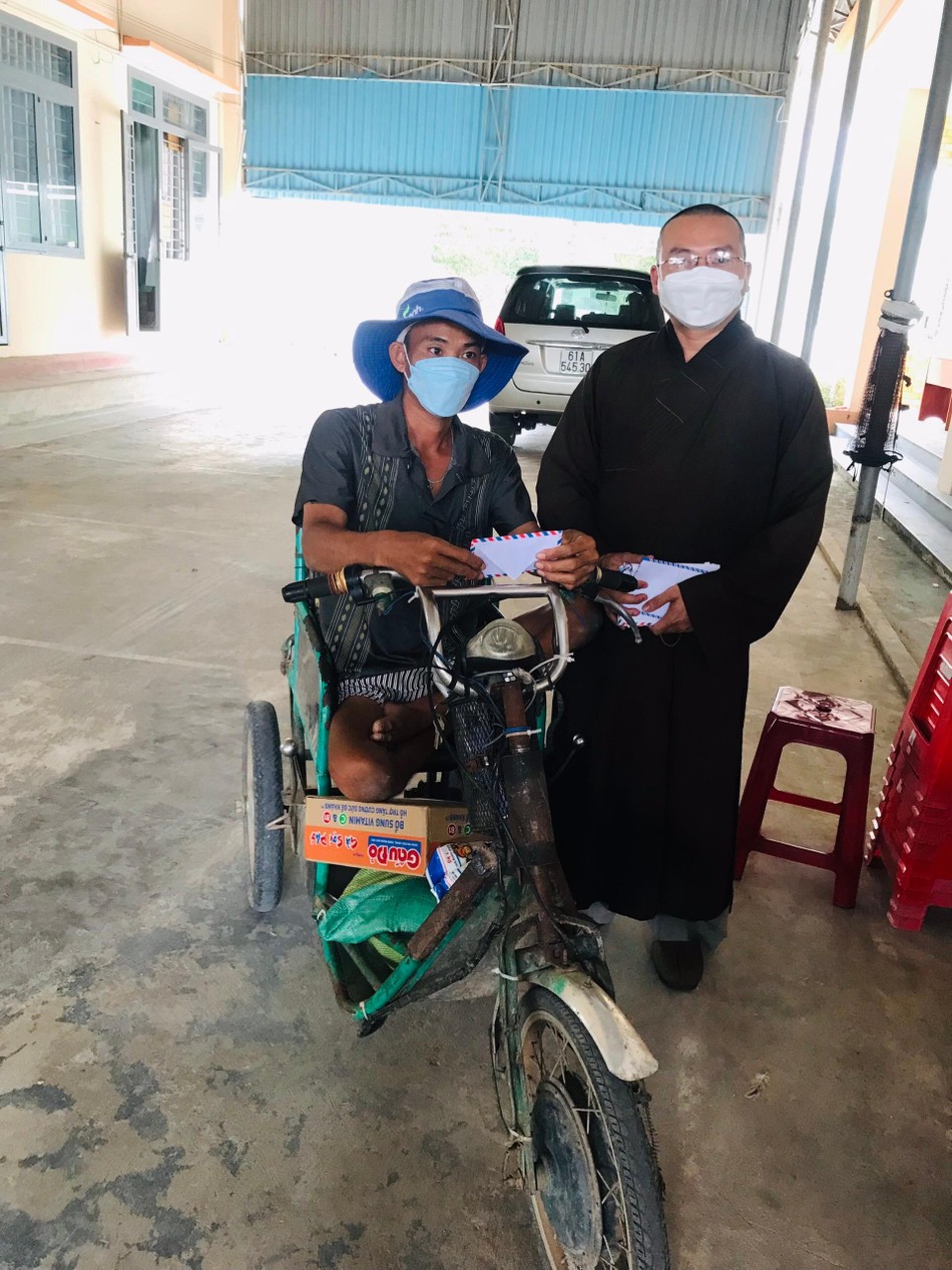 Người dân nghèo, khó khăn nhận quà Tết Người dân nghèo, khó khăn nhận quà Tết