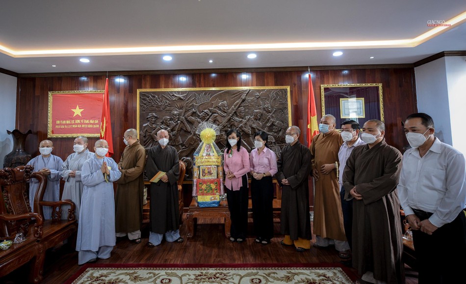 Ban Trị sự GHPGVN TP.HCM tặng quà chúc mừng đến lãnh đạo chính quyền huyện Bình Chánh Ban Trị sự GHPGVN TP.HCM tặng quà chúc mừng đến lãnh đạo chính quyền huyện Bình Chánh