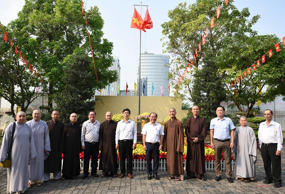 Ông Lê Văn Thành, Phó Chủ tịch UBND quận 7 vui mừng trước chuyến viếng thăm của Ban Trị sự Phật giáo quận Ông Lê Văn Thành, Phó Chủ tịch UBND quận 7 vui mừng trước chuyến viếng thăm của Ban Trị sự Phật giáo quận