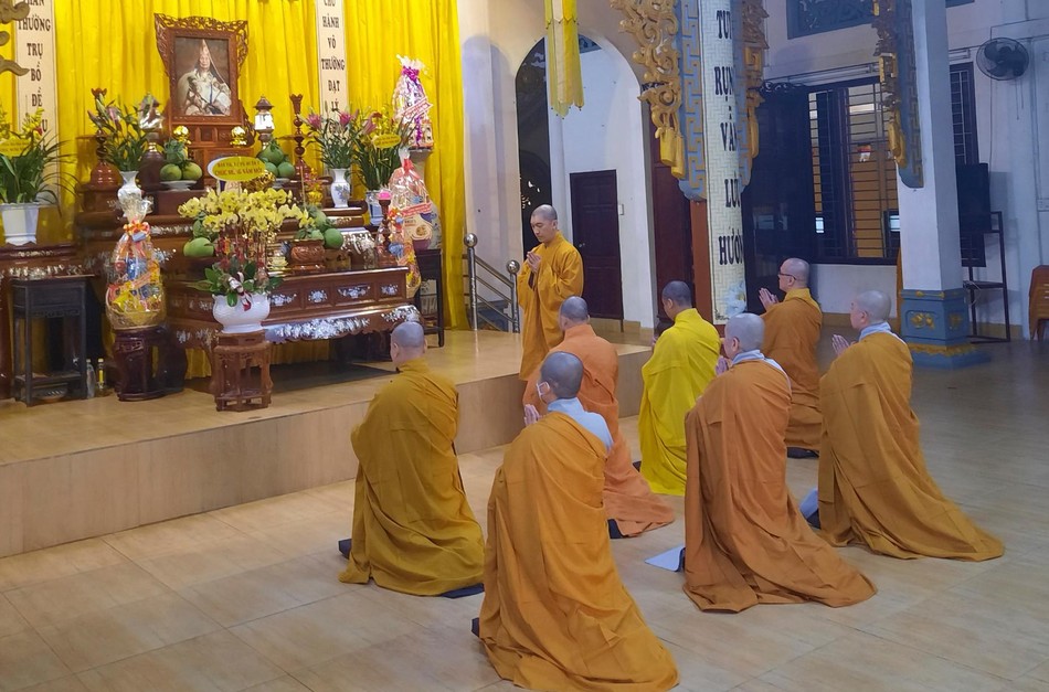 Chư tôn đức Ban Trị sự quận 7 đảnh lễ cố Trưởng lão Hòa thượng Thích Viên Giác - Ảnh: Tắc Thiện Chư tôn đức Ban Trị sự quận 7 đảnh lễ cố Trưởng lão Hòa thượng Thích Viên Giác - Ảnh: Tắc Thiện