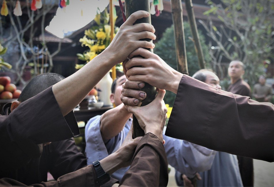 Chư Tăng, Phật tử chung tay dựng nêu đón năm mới Chư Tăng, Phật tử chung tay dựng nêu đón năm mới