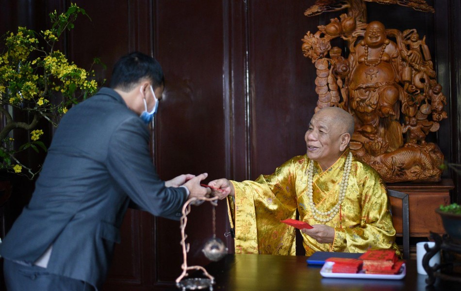 Ôn Trí Tựu, trụ trì quốc tự Thiên Mụ trao lộc đầu xuân Ôn Trí Tựu, trụ trì quốc tự Thiên Mụ trao lộc đầu xuân