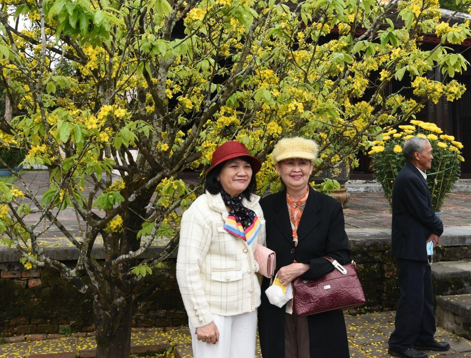 Chụp ảnh lưu niệm với người thân Chụp ảnh lưu niệm với người thân