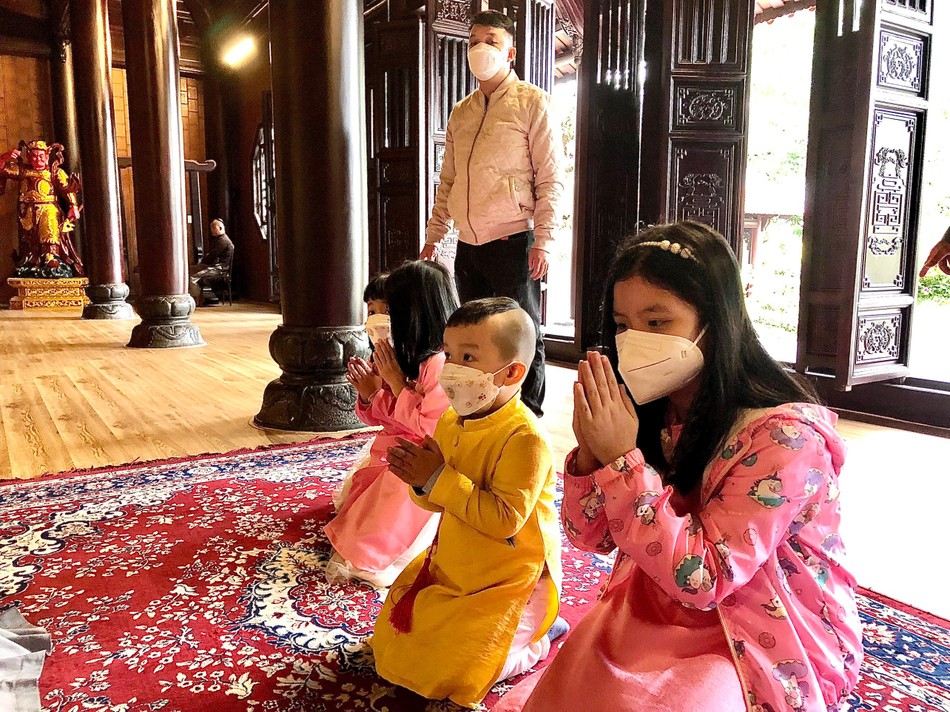 Các em thiếu nhi được cha mẹ hướng dẫn lễ Phật Các em thiếu nhi được cha mẹ hướng dẫn lễ Phật